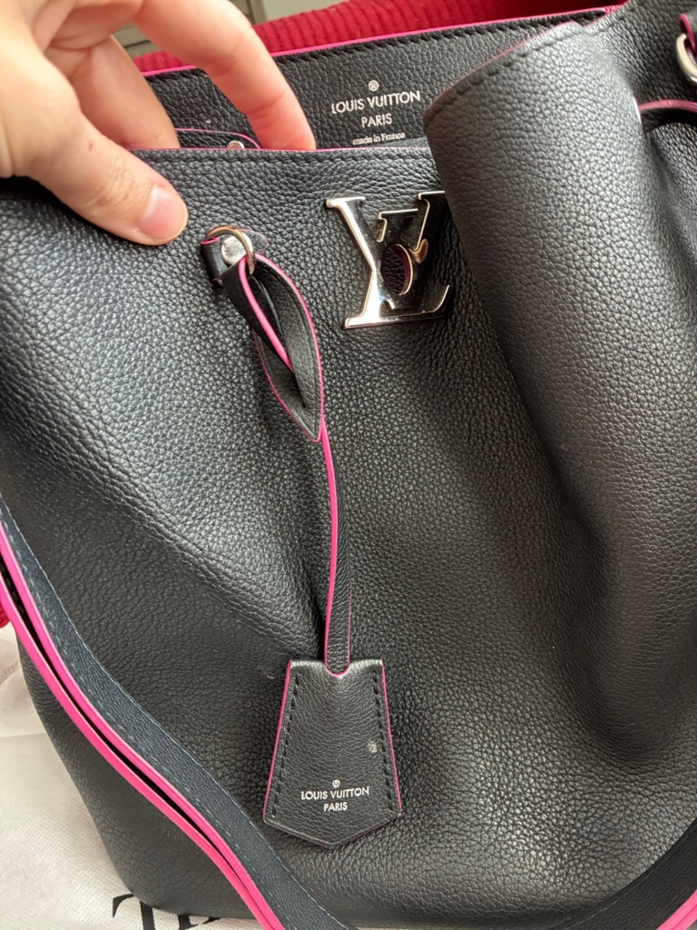 Louis Vuitton Black and Pink Shoulder Bag with Elegant Design - Picture 13 of 15